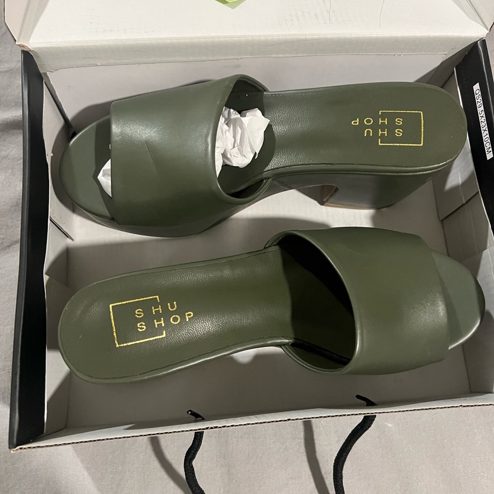 Olive green heels. Shushop new in box